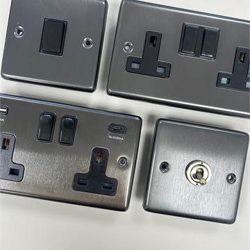 Contour Black Bronze Polished Brass Switch